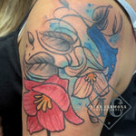 Chilean Bellflower Tattoo On The Shoulder With Many Colors And Blue Accent Splashes Tatuaje De Bellflower Chileno En El Hombro Con Muchos Colores Y Toques Azules<br>