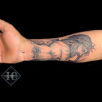 Perspective Tattoo Of Jesus In Black And Gray On The Forearm Perspectiva Del Tatuaje De Jesús Con Tinta Negra Y Gris En El Antebrazo<br>