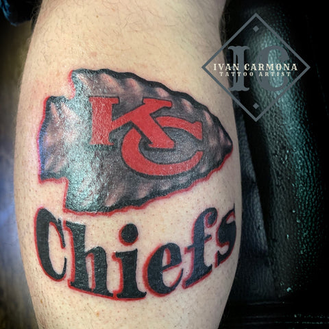 Kansas City Chiefs Football Tattoo On The Leg With Red And Black Calligraphy Tatuaje De Los Kansas City Chiefs Football En La Pierna Con Caligrafía Roja Y Negra<br>