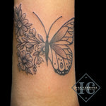 Delicate Floral Butterfly Forearm Tattoo In Black And Gray Delicado Tatuaje De Mariposa Floral En Negro Y Gris En Antebrazo