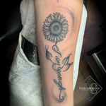 Sunflower Tattoo In Black And Gray Stippling With Inspirational Calligraphy On The Forearm Tatuaje De Girasol En Punteado Negro Y Gris Con Caligrafía Inspiradora En El Antebrazo<br>
