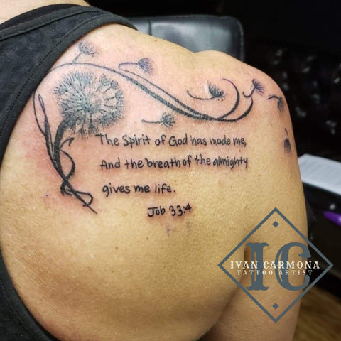 biblical scripture tattoo with a dandelion in the wind and black and gray ink on the shoulder Tatuaje Biblico De Las Escrituras Con Un Diente De León En El Viento Y Tinta Negra Y Gris En El Hombro