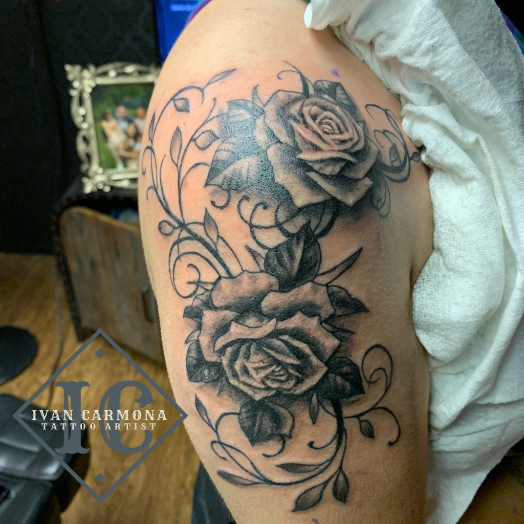 Floral stipple shading tattoo | Henna tattoo designs arm, Tattoos, Left arm  tattoos