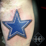 Dallas Football Star Tattoo on the forearm with blue ink for the football fans <span>Dallas Football Star Tattoo en el antebrazo con tinta azul para los fanáticos del fútbol</span>