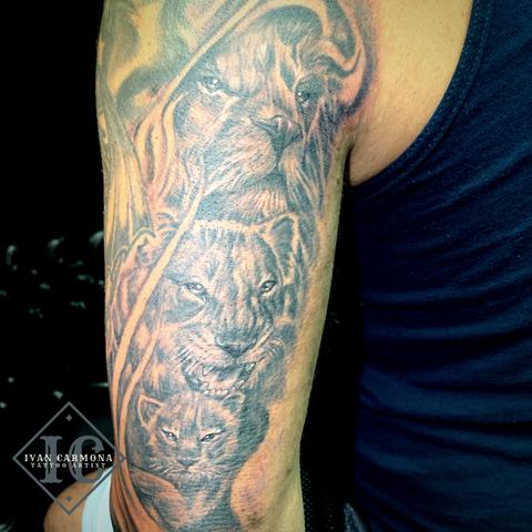 Lion Family Black and Gray Forearm Sleeve Tattoo El Tatuaje de los A  Antebrazos Negros y Gris con León y Cachorro