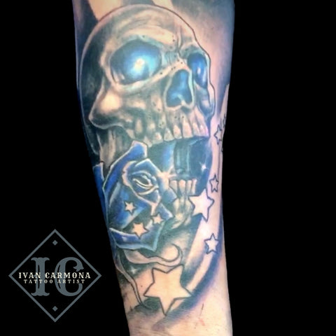 Skull Tattoo With A Blue Rose And Stars On The Forearm With Black Gray And Blue Ink Tatuaje De Cráneo Con Una Rosa Y Estrellas En El Antebrazo Con Tinta Negra Gris Y Azul <br>