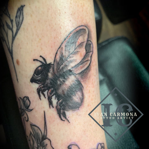 Bumble Bee Tattoo On The Leg With Black Shading Tatuaje De Abejorro En La Pierna Con Sombreado Negro<br>