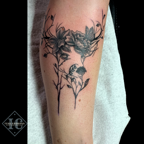 Floral Deer Silhouette Mother Nature Tattoo In Black And Gray On The Leg <div>Tatuaje Silueta Floral De Un Venado En La Pierna Con Tinta Negra Y Gris <br>
</div>
<div><br></div>