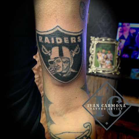 Raiders Inspired Tattoo For Sports Fans On The Arm With Black And Gray Ink Tatuaje Inspirado Raiders For Fanáticos Del Deporte En El Brazo Con Tinta Negra Gris Y Azul